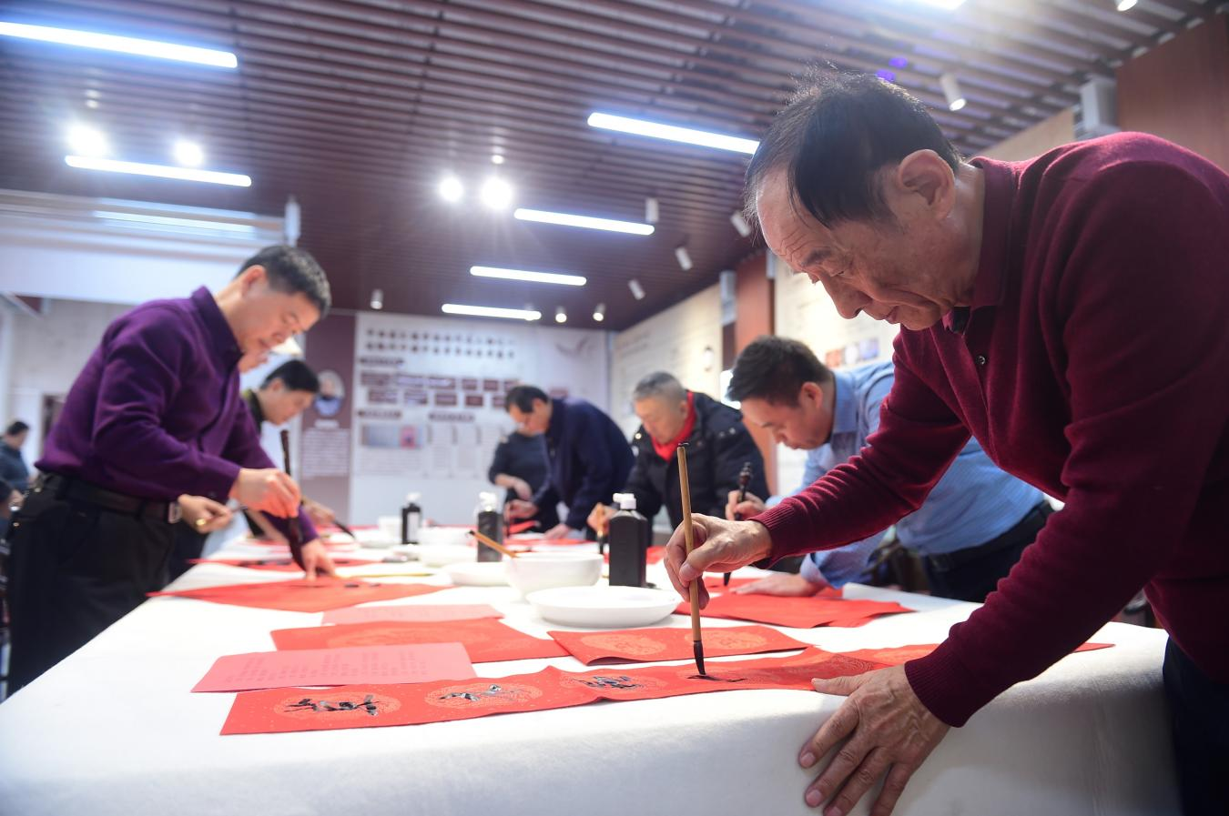 书法家在南川国医堂书写春联、“福”字。傅新春摄