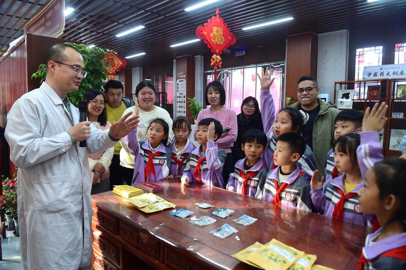 沧州中西医结合医院的中医为小学生讲解中医药文化。傅新春摄