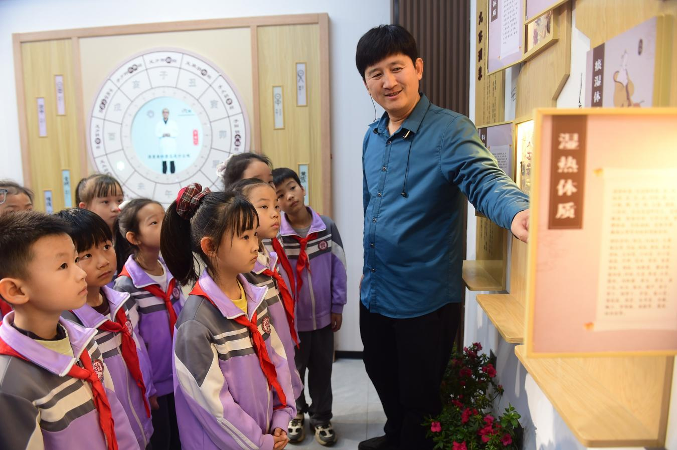 小学生在聆听中药知识。傅新春摄