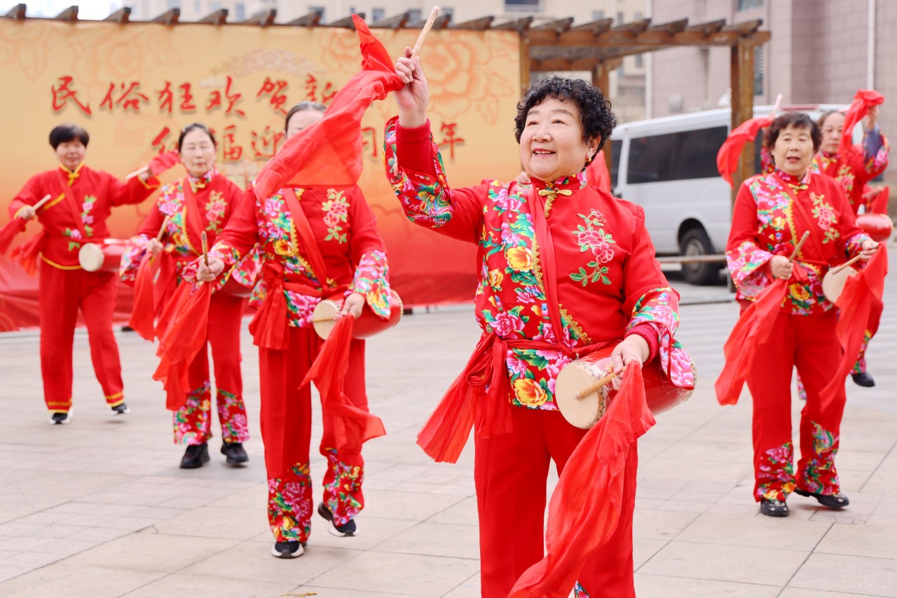 热闹欢快的腰鼓表演。赵雪聪摄