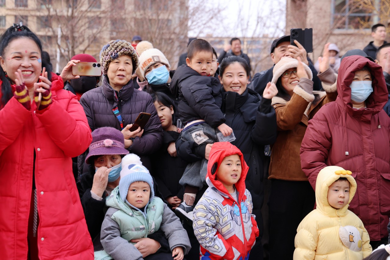 群众在家门口观看民俗表演。王杰摄