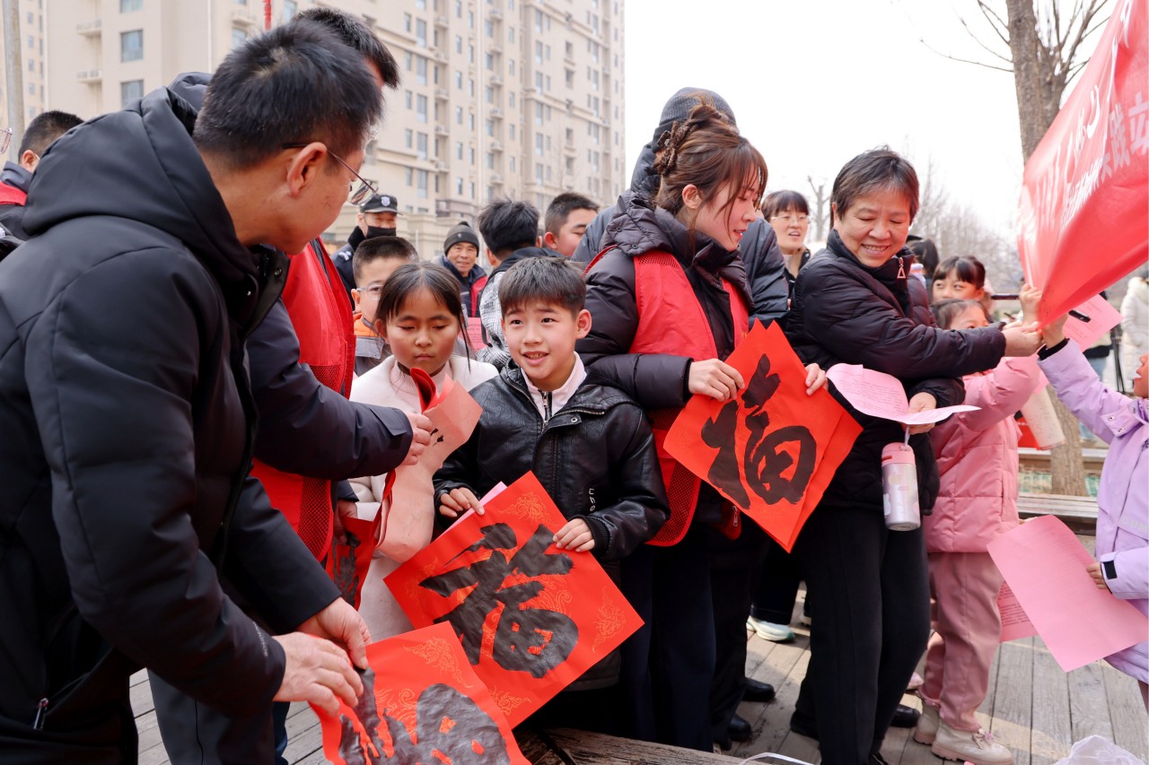 社区志愿者为居民送上新春祝福。王杰摄