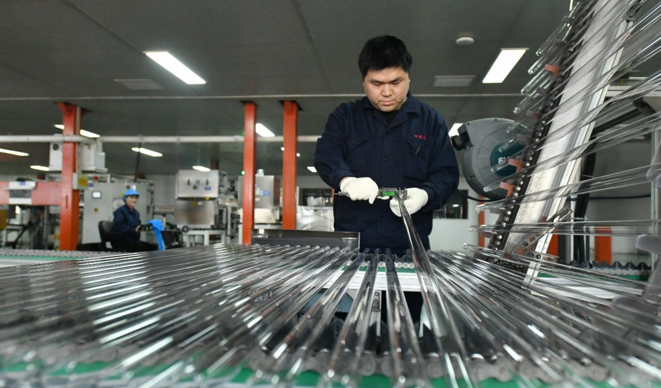 2月11日，在位于沧州高新区的沧州四星光热玻璃有限公司，工作人员在智能制造平台前工作。苑立伟摄