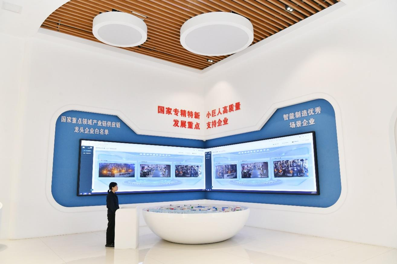 2月11日，工人在位于沧州高新区的沧州四星光热玻璃有限公司制管车间工作。苑立伟摄