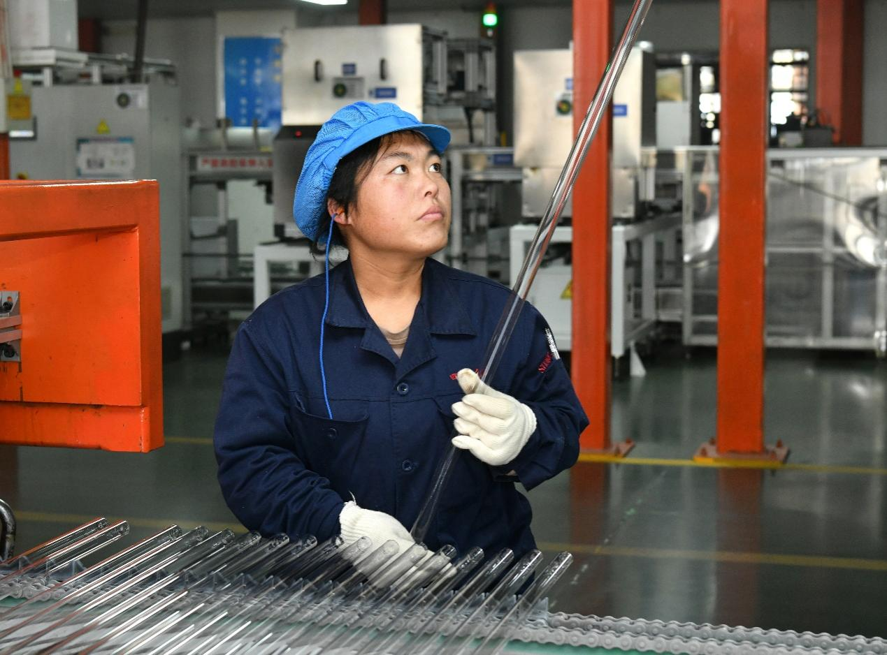 2月11日，工人在位于沧州高新区的沧州四星光热玻璃有限公司制管车间工作。苑立伟摄