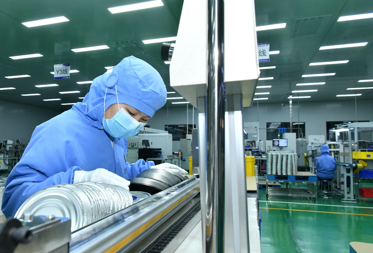 2月11日，工人在位于沧州高新区的河北沃润达金属包装制品有限公司生产车间工作。苑立伟摄