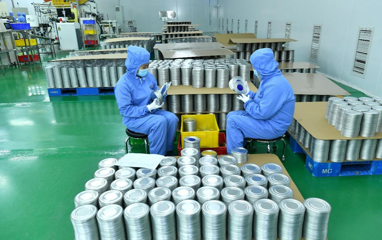 2月11日，工人在位于沧州高新区的河北沃润达金属包装制品有限公司生产车间工作。苑立伟摄