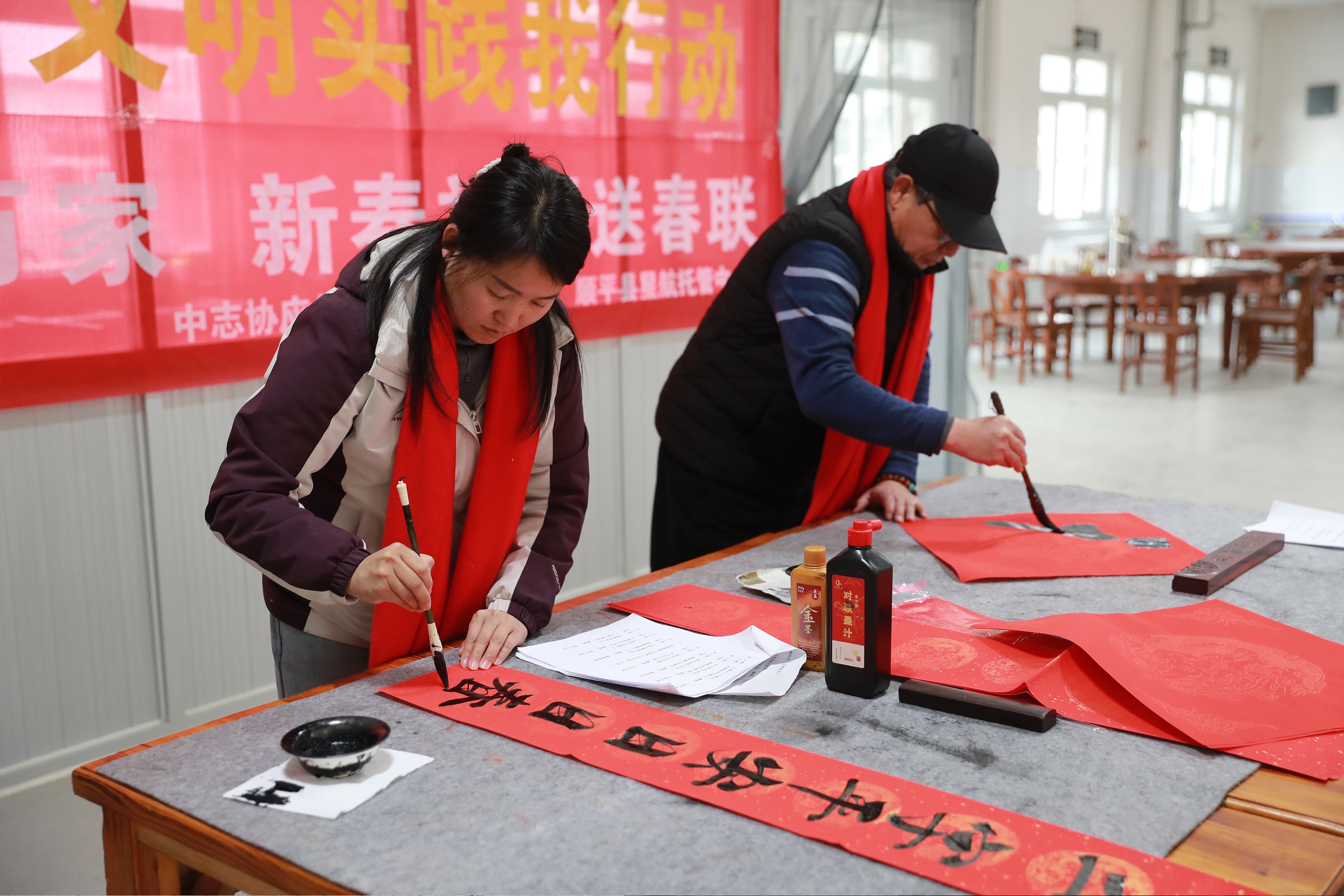 书法爱好者们现场写春联。吴潇摄