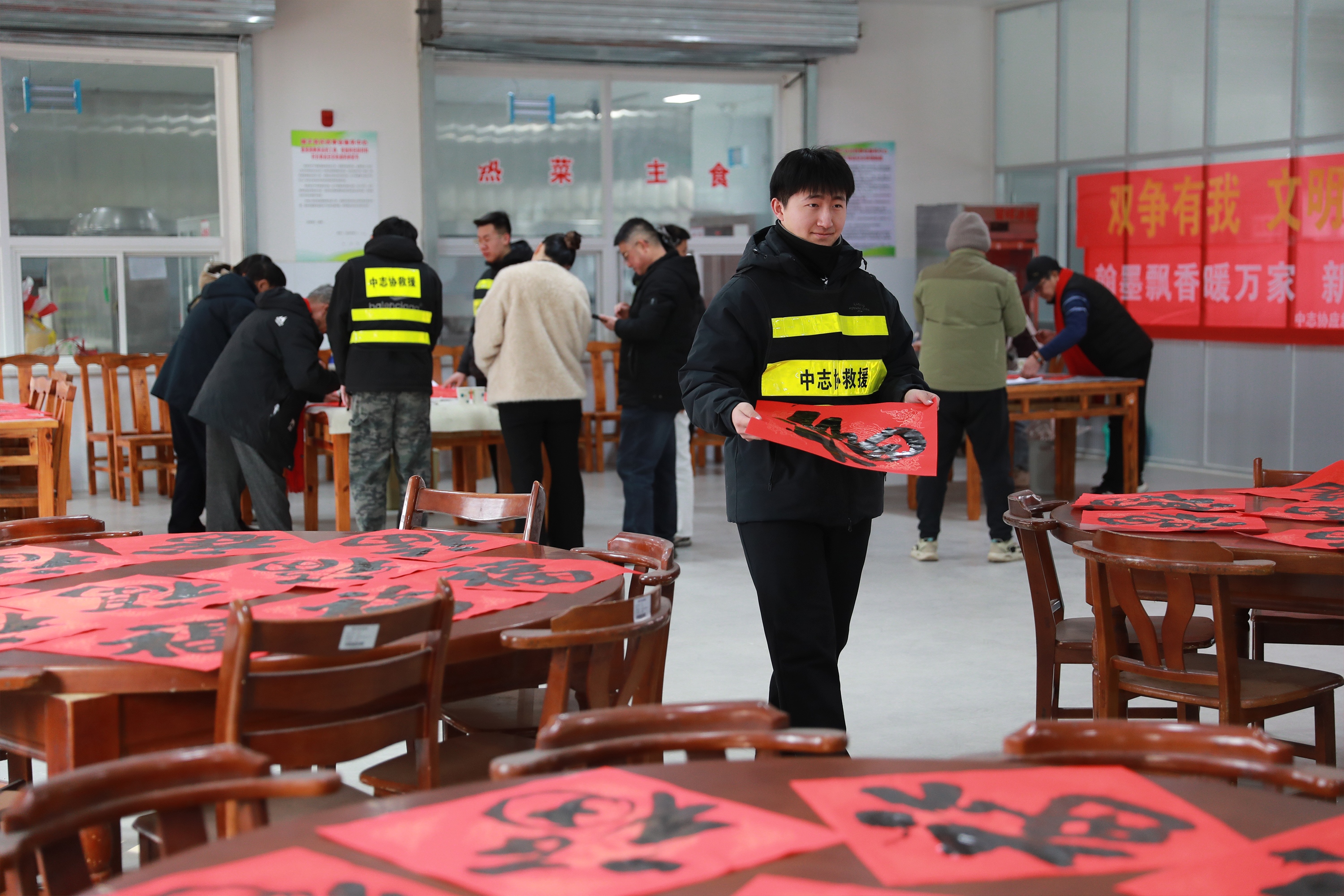 县民政事业服务中心志愿送福活动现场。吴潇摄