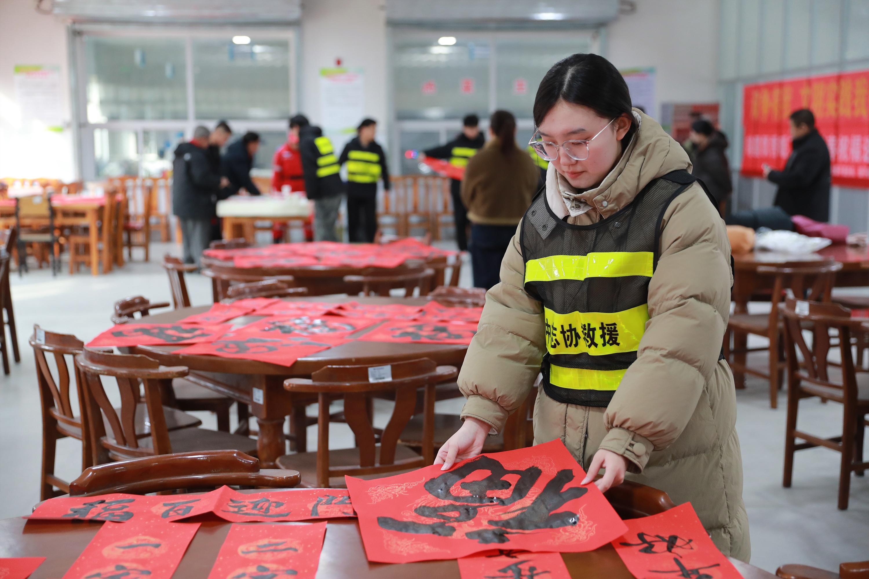 志愿者整理写好的福字。吴潇摄