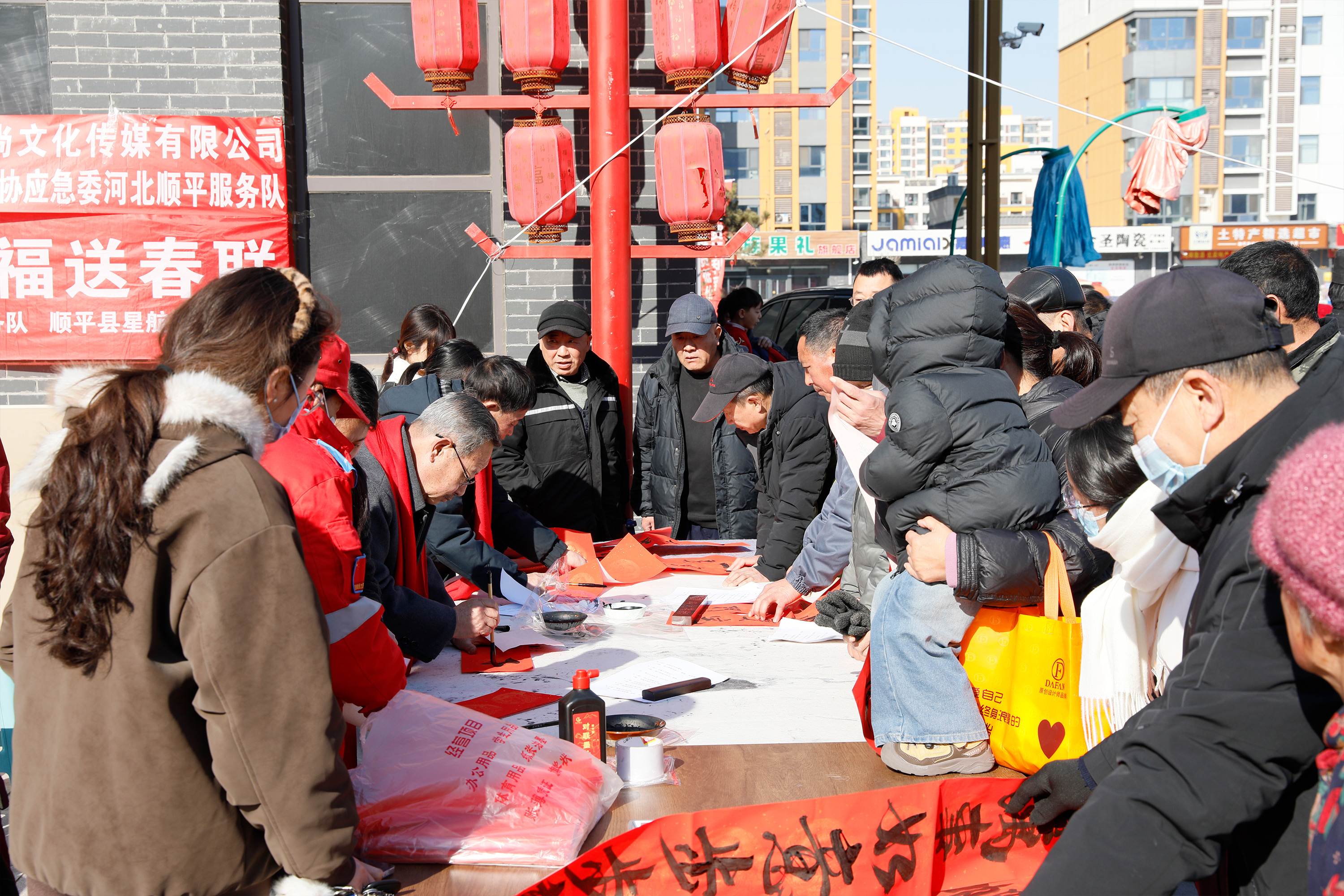 在智慧农贸市集广场现场搭台。吴潇摄