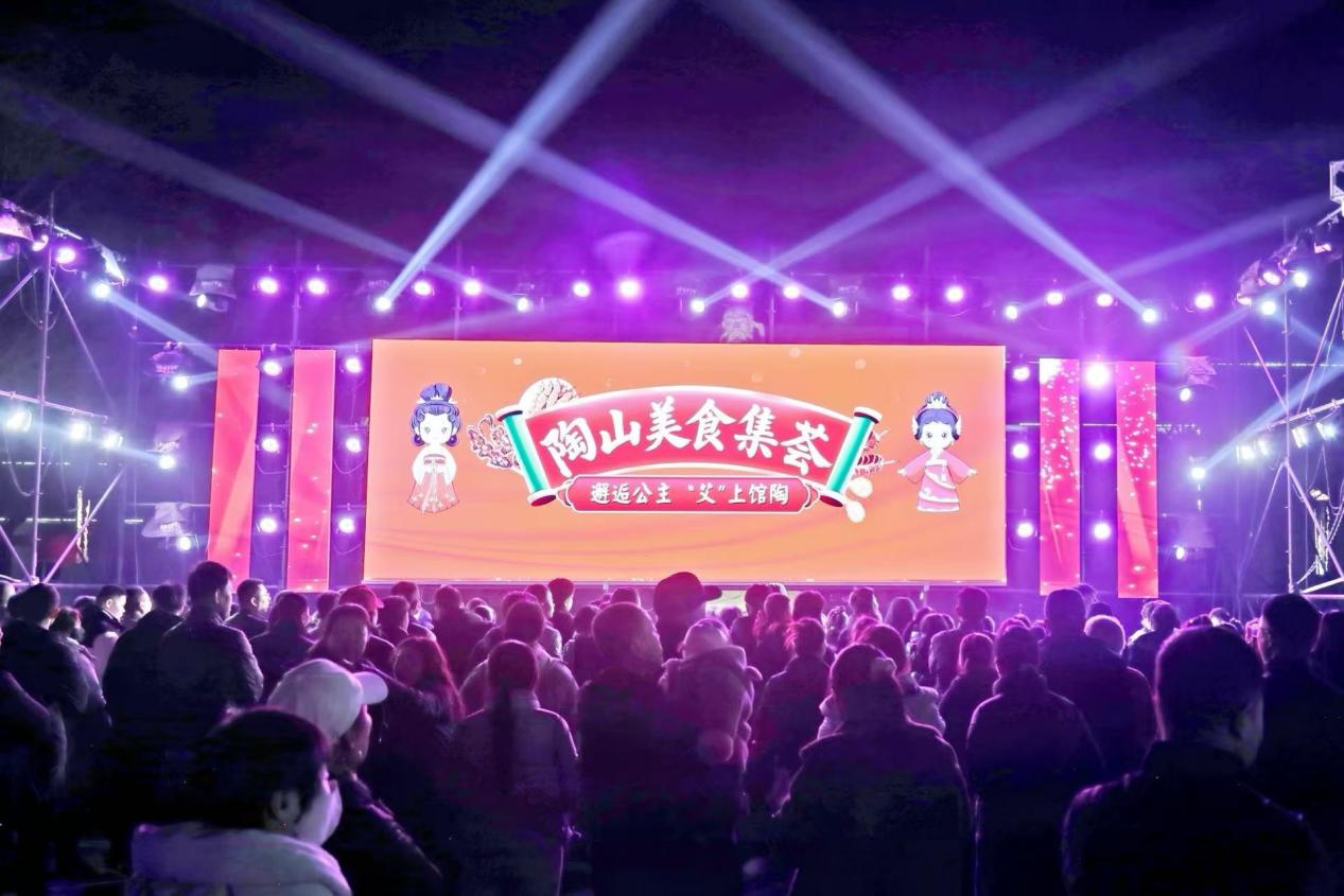 居民游客在馆陶博物馆广场观看陶山美食集荟节目演出。郭江鹏摄