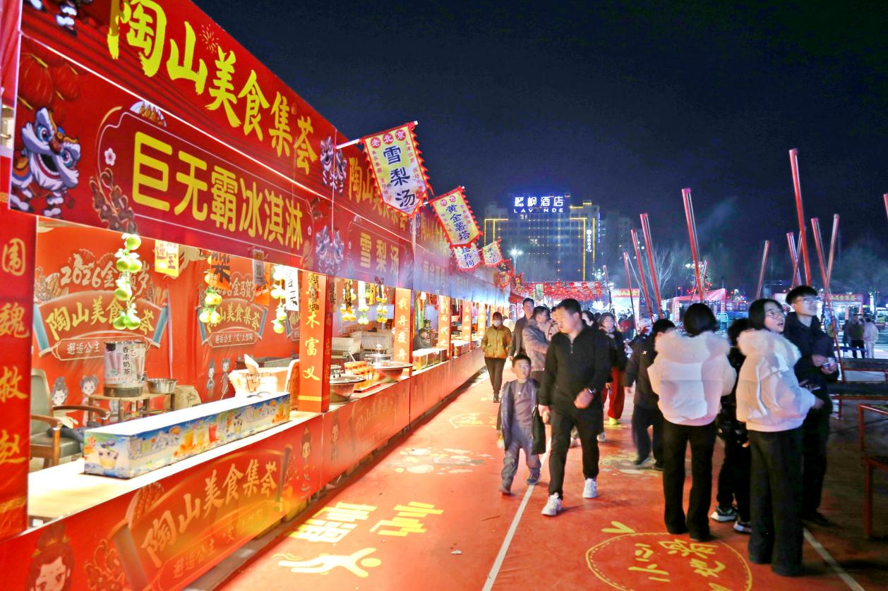 居民游客摩肩接踵穿行于陶山美食集荟的餐饮摊位间，浓浓年味扑面而来。郭江鹏摄