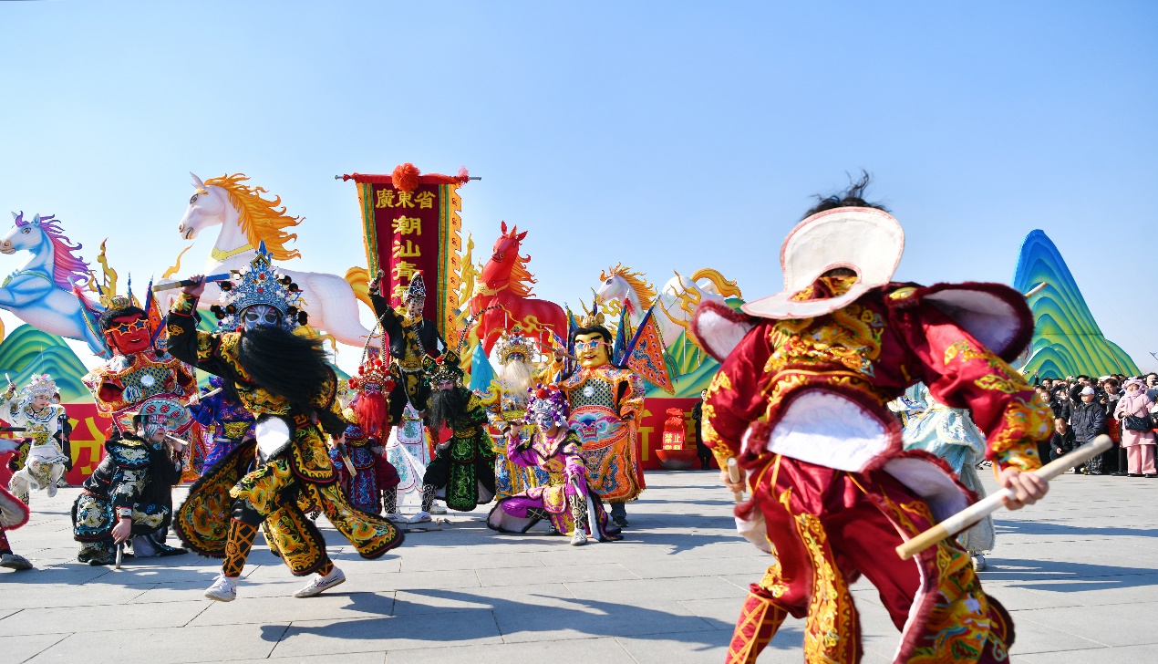 2月17日，民间艺人在河北沧州园博园为游客表演《潮汕英歌舞》。苑立伟摄