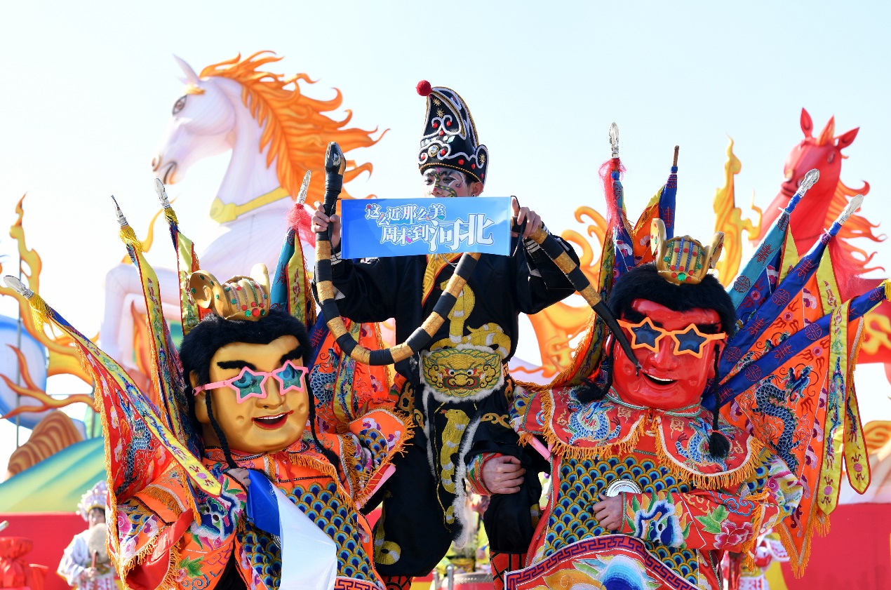 2月17日，民间艺人在河北沧州园博园为游客表演《潮汕英歌舞》。苑立伟摄