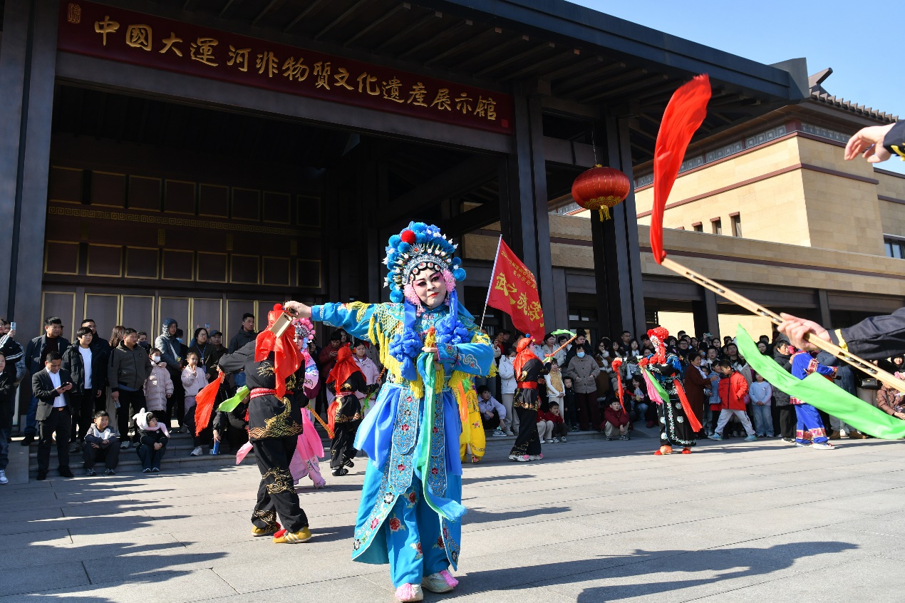 2月17日，民间艺人在位于河北沧州的中国大运河非物质文化遗产展示馆前的广场上为游客表演《跑落子》。苑立伟摄