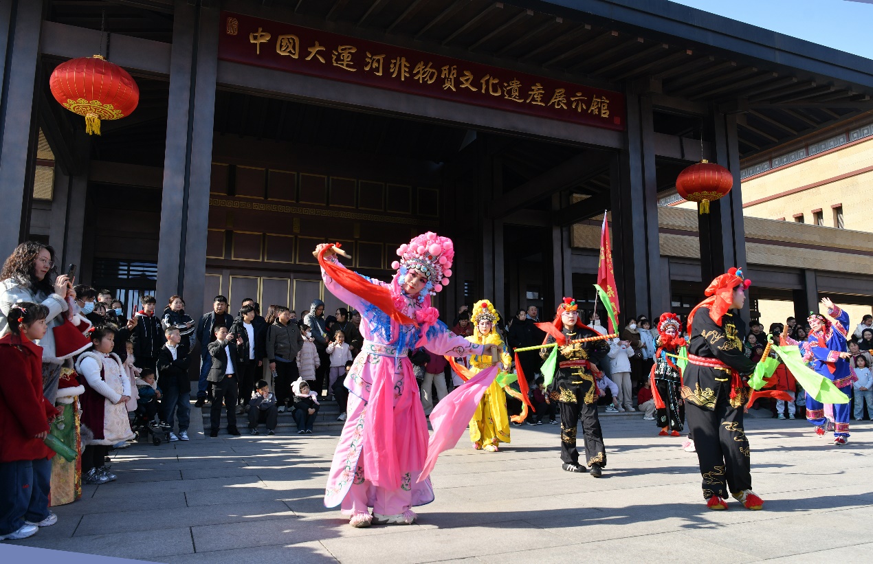 2月17日，民间艺人在位于河北沧州的中国大运河非物质文化遗产展示馆前的广场上为游客表演《跑落子》。苑立伟摄