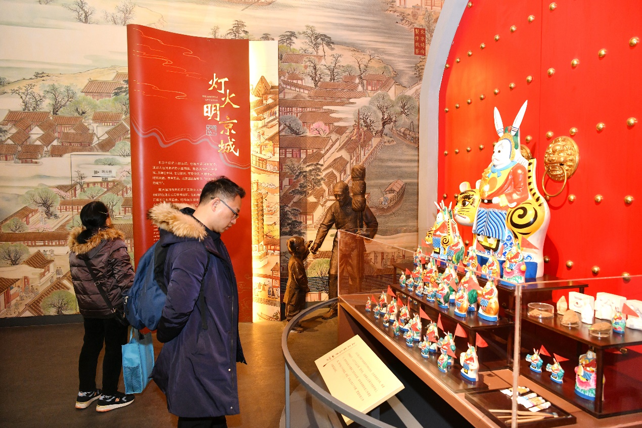 2月17日，游客在位于河北沧州的中国大运河非物质文化遗产展示馆游览。苑立伟摄