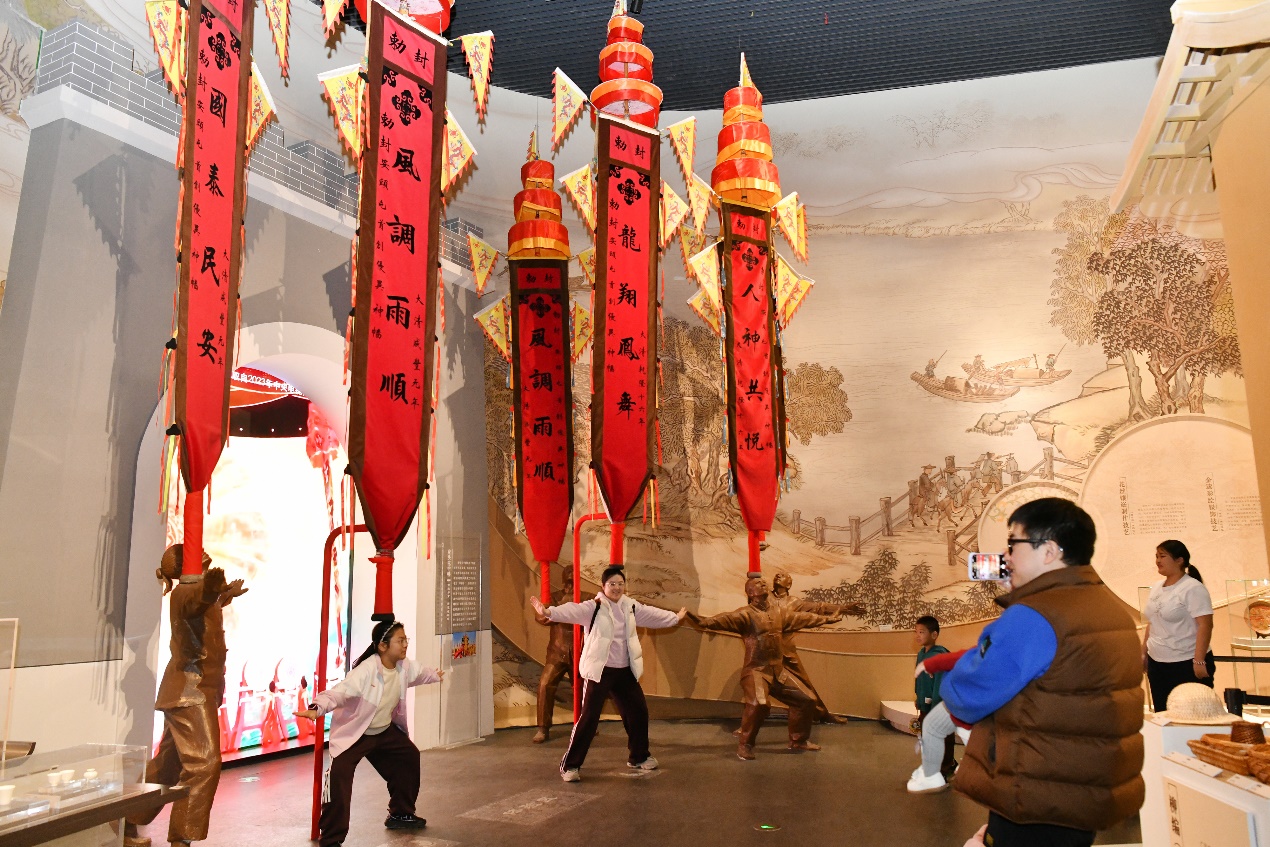 2月17日，游客在位于河北沧州的中国大运河非物质文化遗产展示馆情景演示《舞中幡》。苑立伟摄