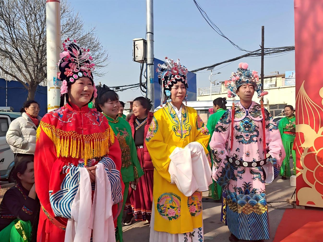 戏曲演员正在候场。时家旭摄