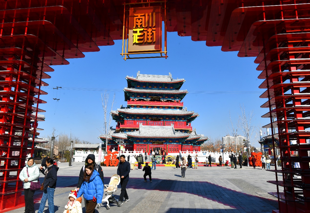 2月18日，游客在南川老街游玩。苑立伟摄