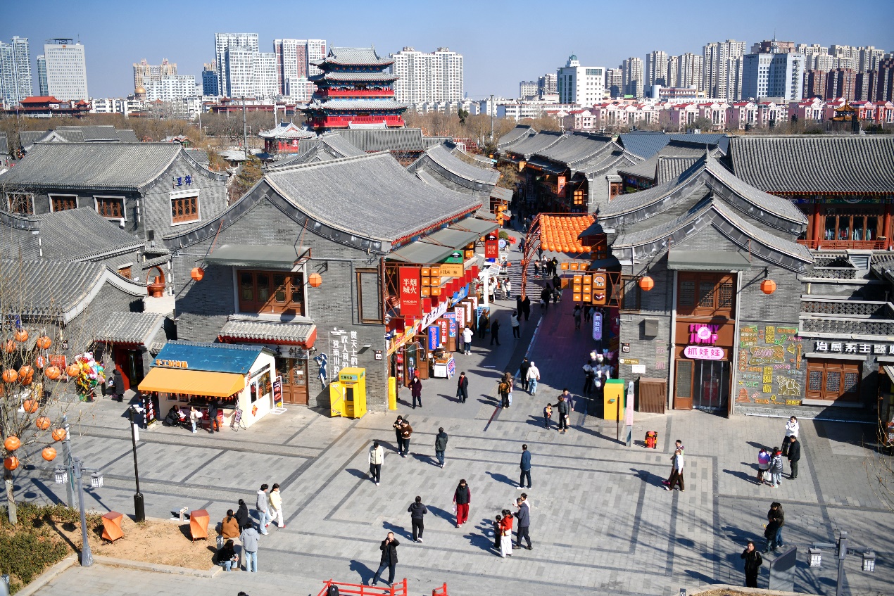 2月18日，游客在南川老街游玩。苑立伟摄