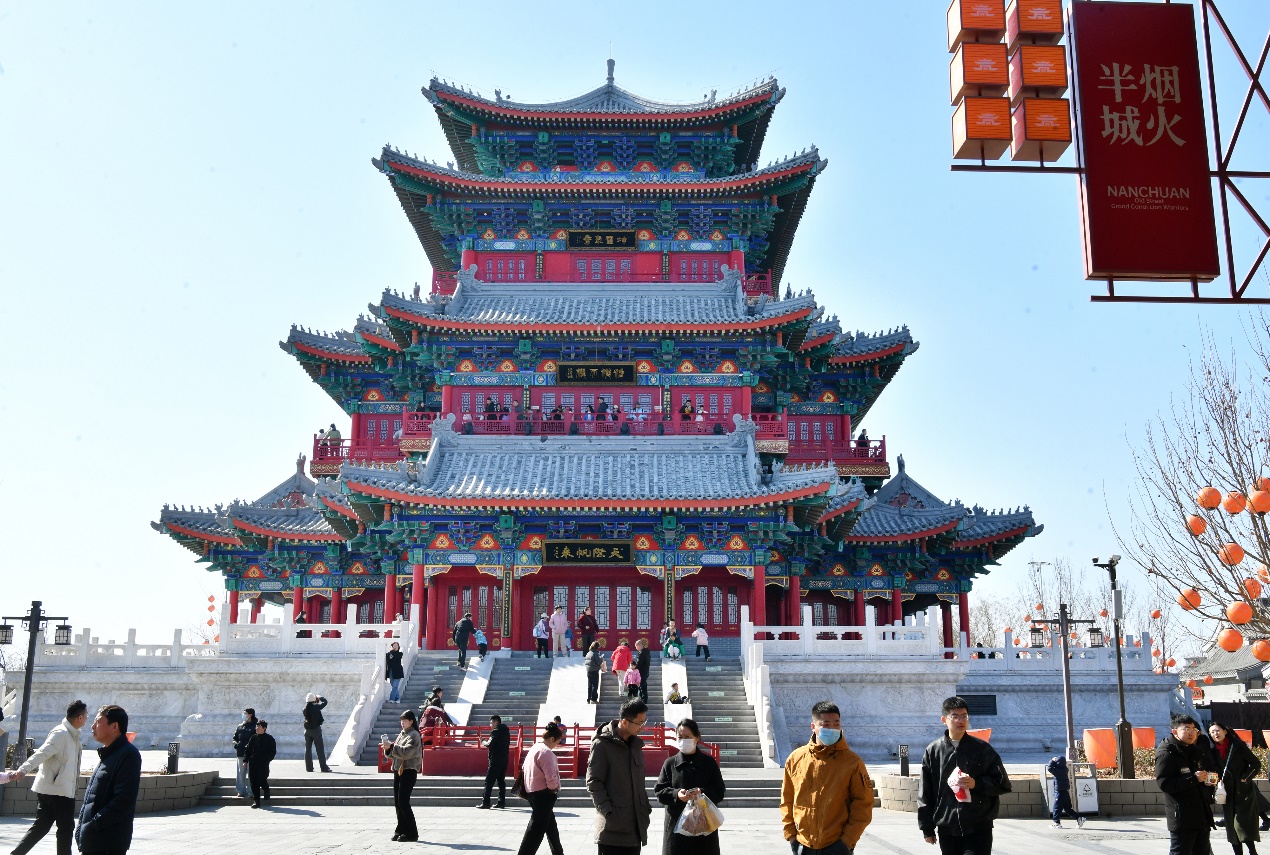 2月18日，游客在南川老街游玩。苑立伟摄