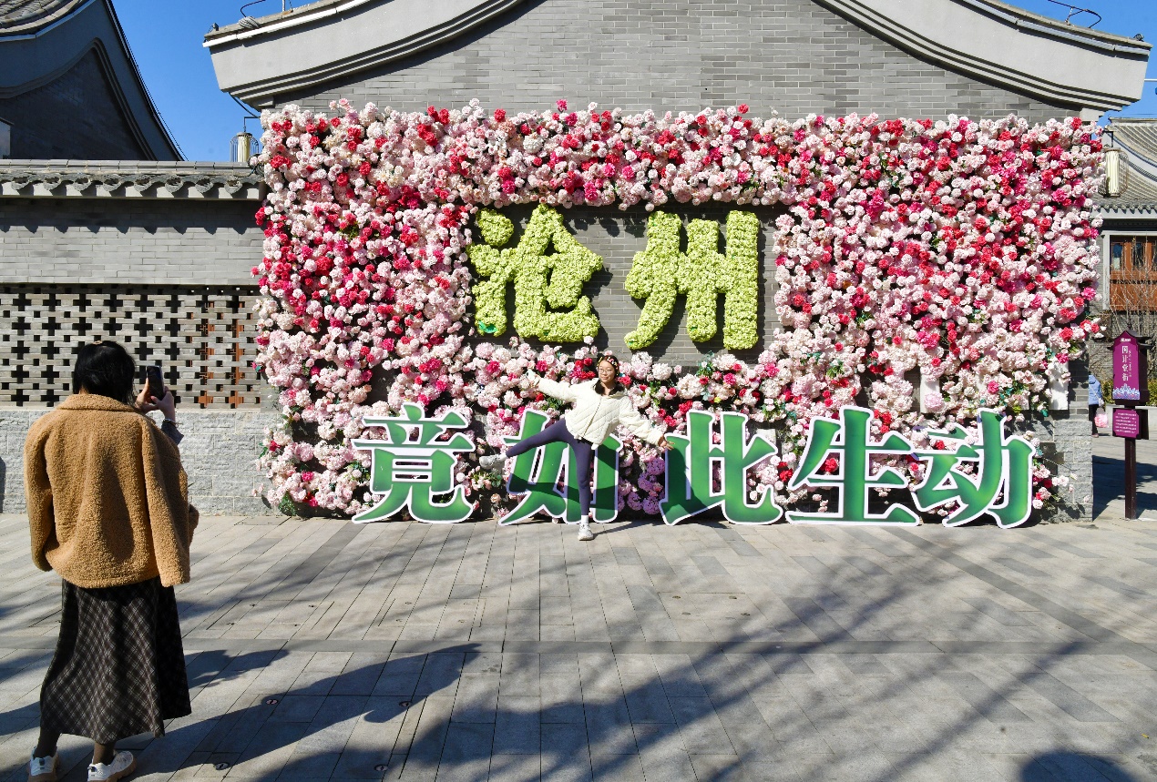 2月18日，游客在南川老街游玩。苑立伟摄