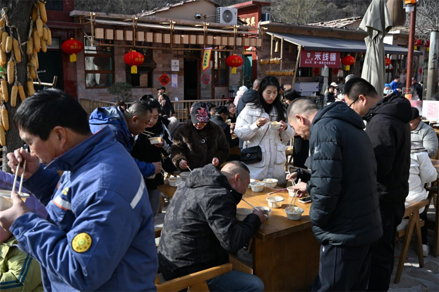 武安市山李冀·李家庄山游市集红火的饺子宴。李树锋摄
