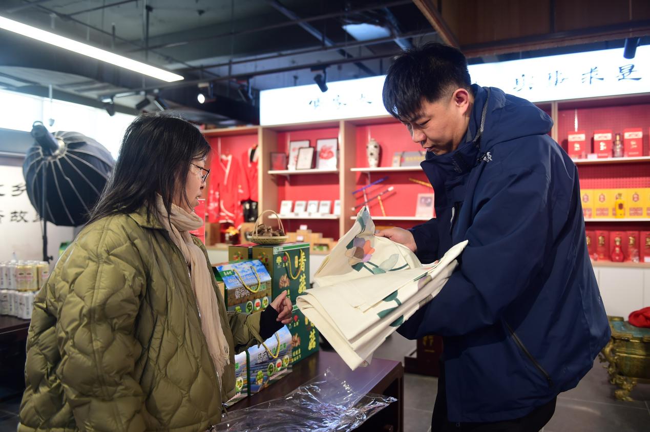 顾客在选购献县“补花”产品。傅新春摄