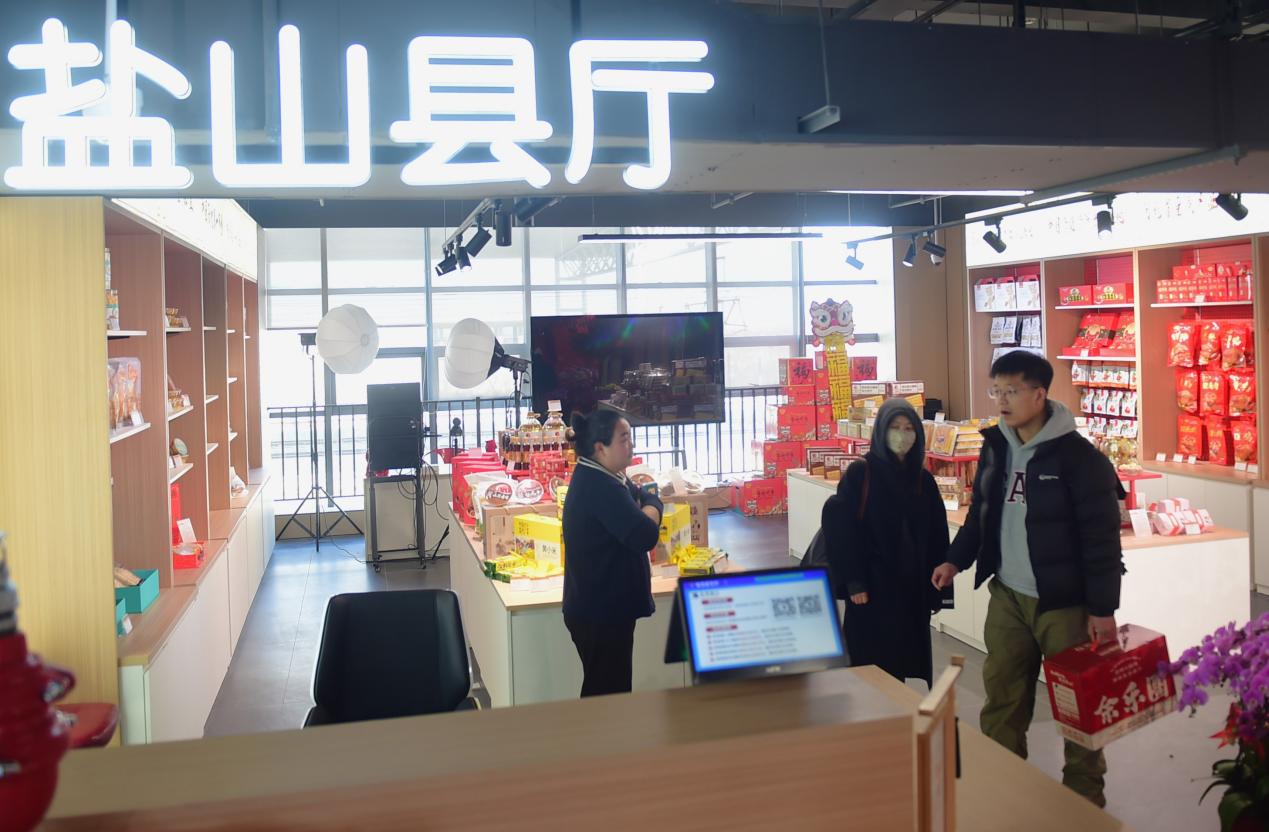顾客在盐山县展厅选购特产。傅新春摄