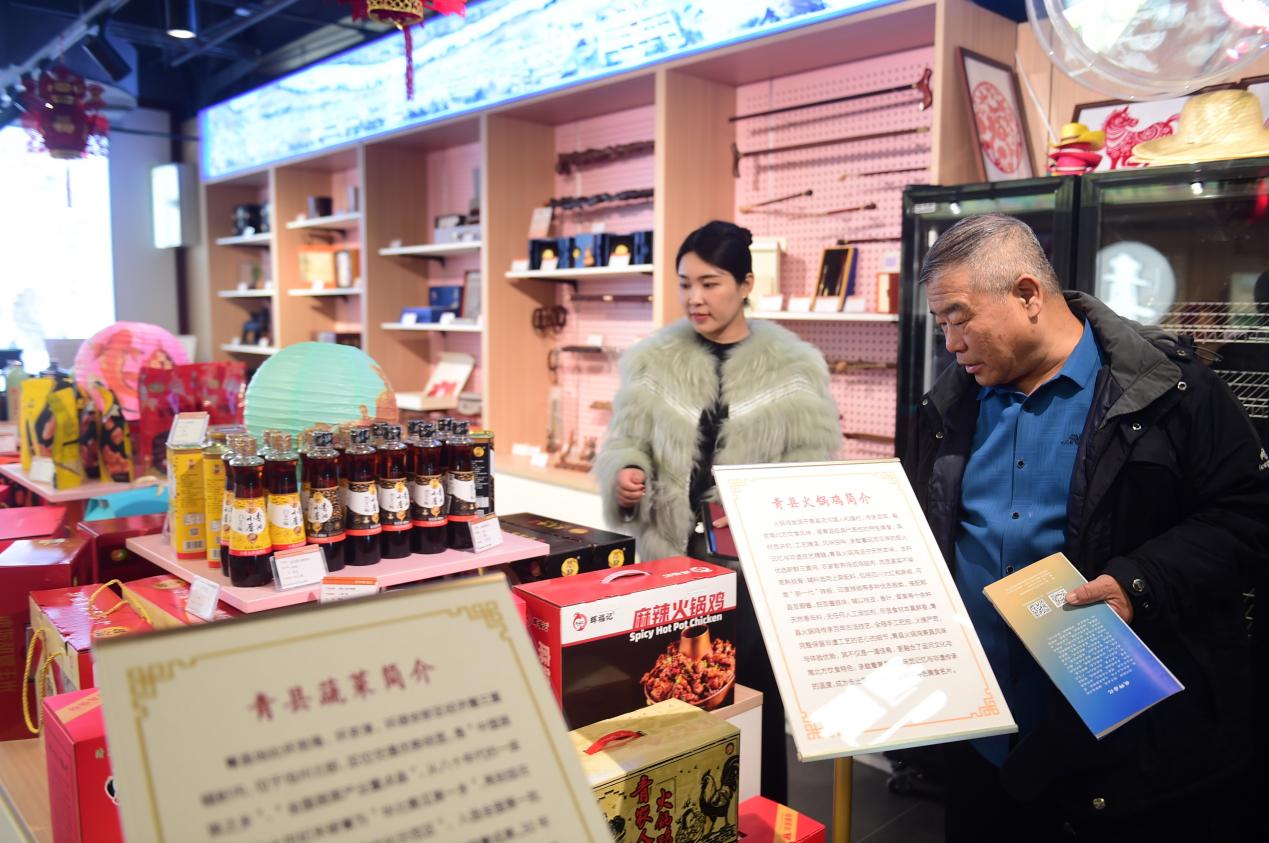 青县展厅的火锅鸡等特产吸引顾客驻足。傅新春摄