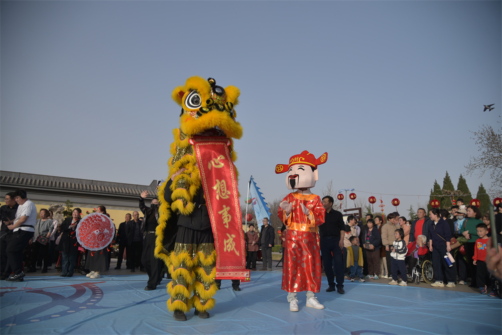 2月21日，河北省邯鄲市復興區趙苑公園南門廣場上，舞獅節目吸引了眾多市民群眾的喝彩。聶長青攝