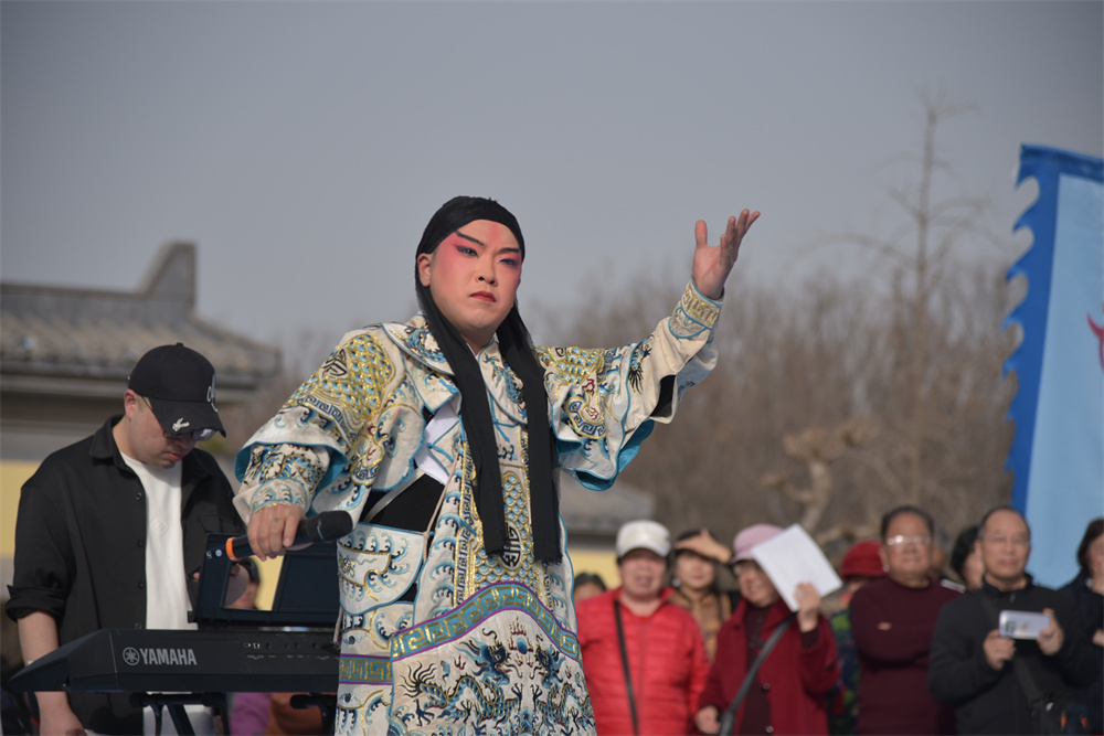 2月21日,河北省邯郸市复兴区赵苑公园南门广场上,戏曲爱好者在演出节目。聂长青摄