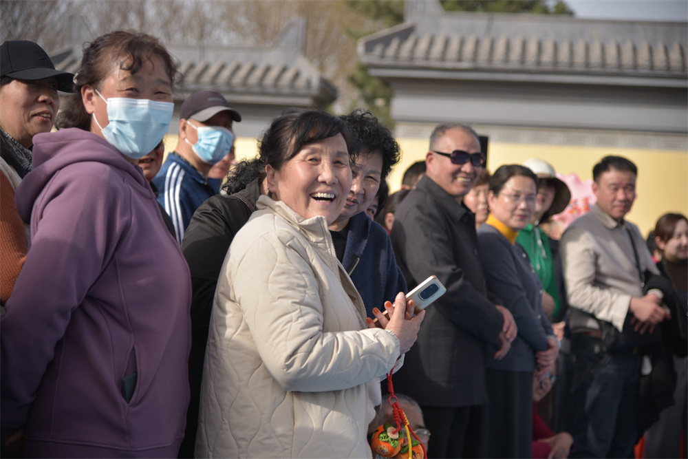 2月21日，河北省邯郸市复兴区赵苑公园南门广场上，精彩的节目引得市民群众笑声不断。聂长青摄