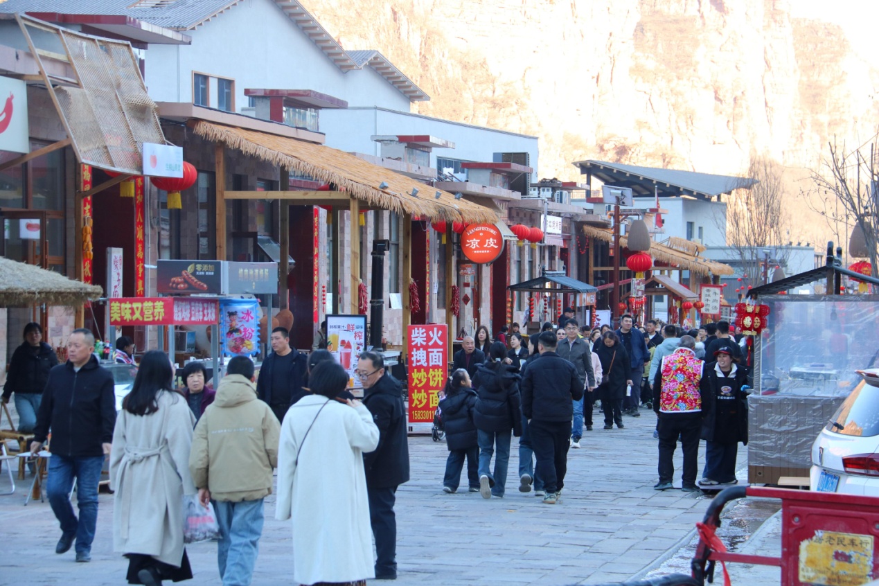 武安市李家庄村裡的游客。李玉瑩攝