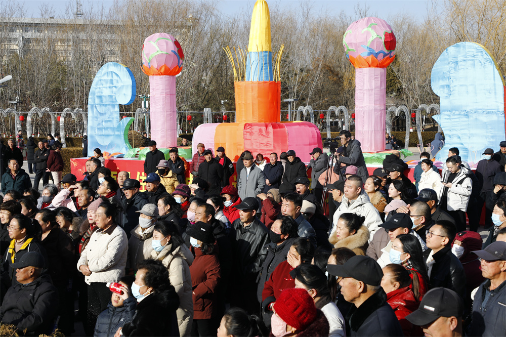 连日来，阳原县泥河湾文化广场洋溢着浓厚年味，西城镇各社区组织的“过年回家乡开心七天乐”群众性文艺活动持续上演，为市民献上精彩文化盛宴。 图为演出活动现场。仝辉 摄 (3)