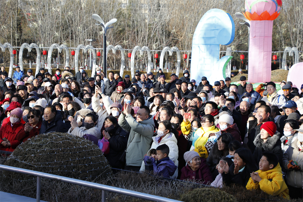 连日来，阳原县泥河湾文化广场洋溢着浓厚年味，西城镇各社区组织的“过年回家乡开心七天乐”群众性文艺活动持续上演，为市民献上精彩文化盛宴。 图为演出活动现场。仝辉 摄 (6)