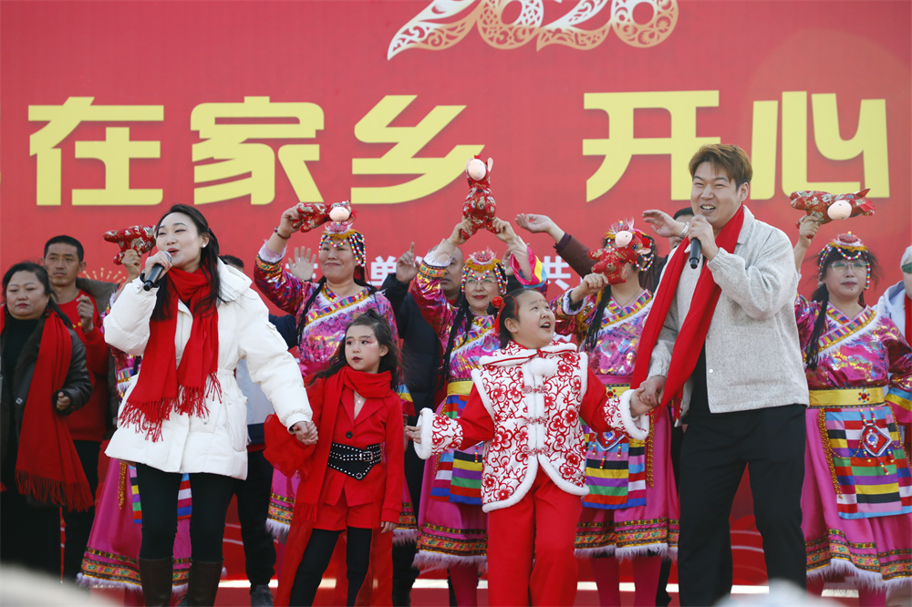 连日来，阳原县泥河湾文化广场洋溢着浓厚年味，西城镇各社区组织的“过年回家乡开心七天乐”群众性文艺活动持续上演，为市民献上精彩文化盛宴。 图为演出活动现场。仝辉 摄 (8)