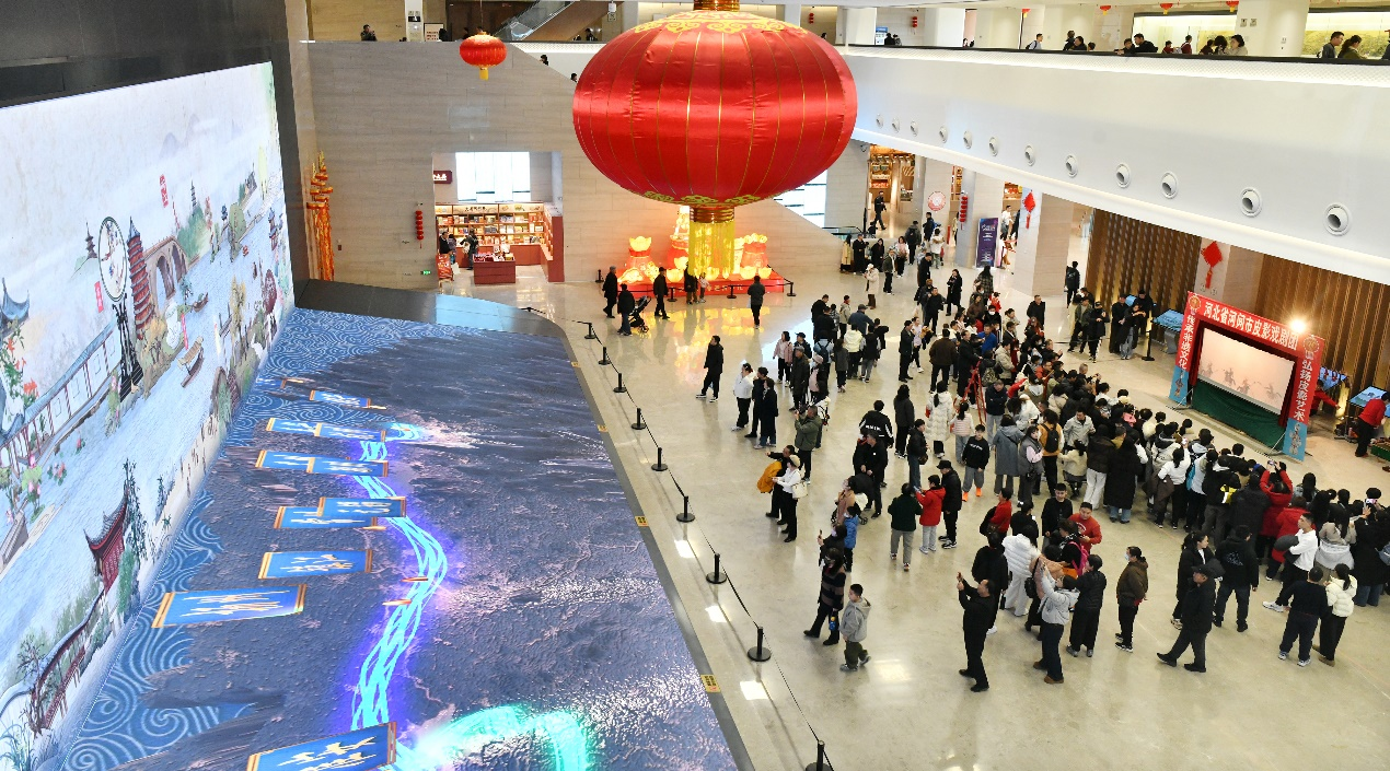 2月19日，游客在位于河北沧州的中国大运河非物质文化遗产展示馆游览。苑立伟摄
