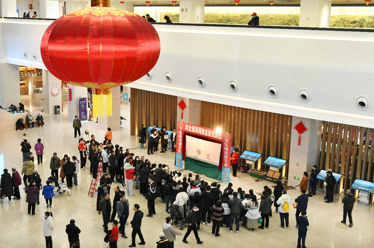 2月19日，游客在位于河北沧州的中国大运河非物质文化遗产展示馆欣赏皮影戏。苑立伟摄