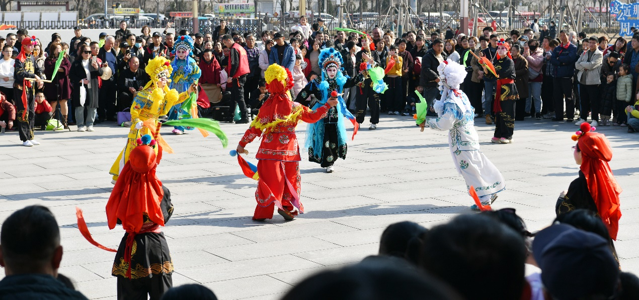 2月19日，民间艺人在位于河北沧州的中国大运河非物质文化遗产展示馆广场为游客表演跑落子。苑立伟摄