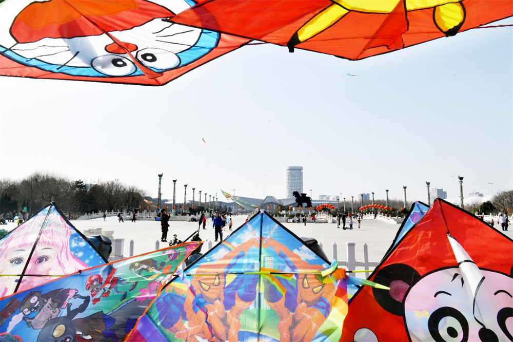 2月20日，市民在沧州狮城广场放风筝。苑立伟摄