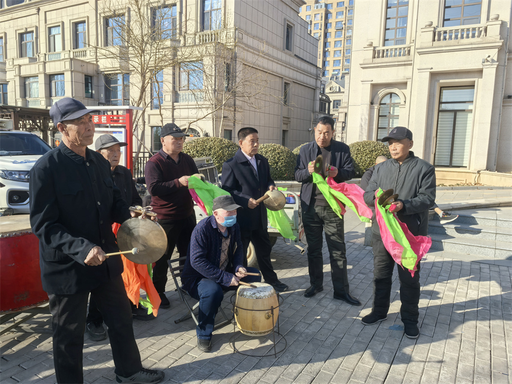 锣鼓队为文艺演出伴奏。 杨林林摄