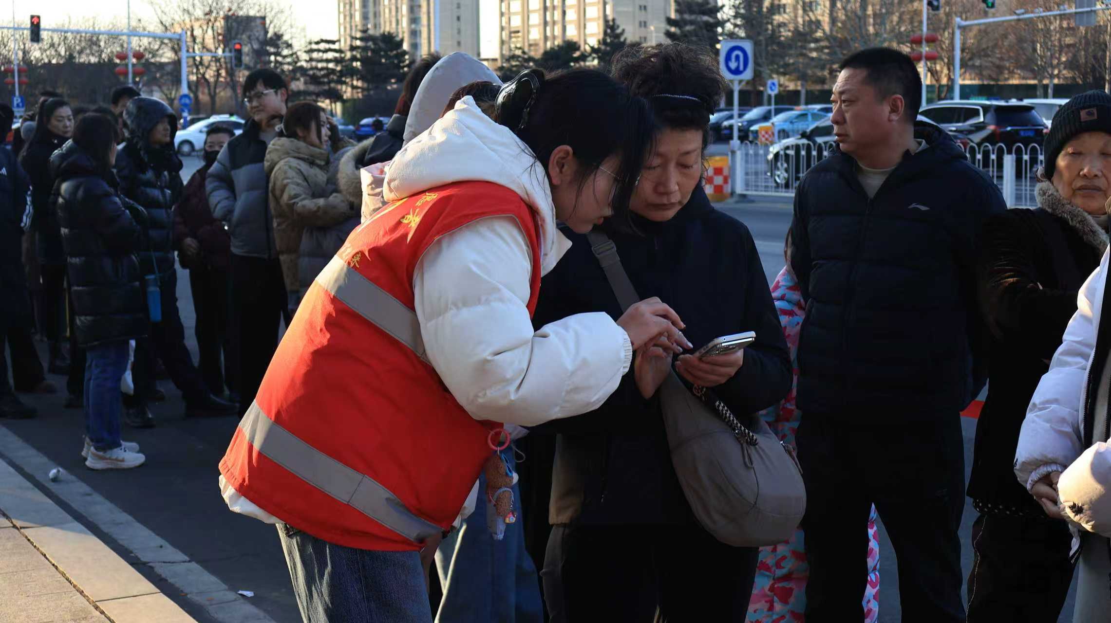 青年志愿者为游客提供购票帮助。左笑萱摄