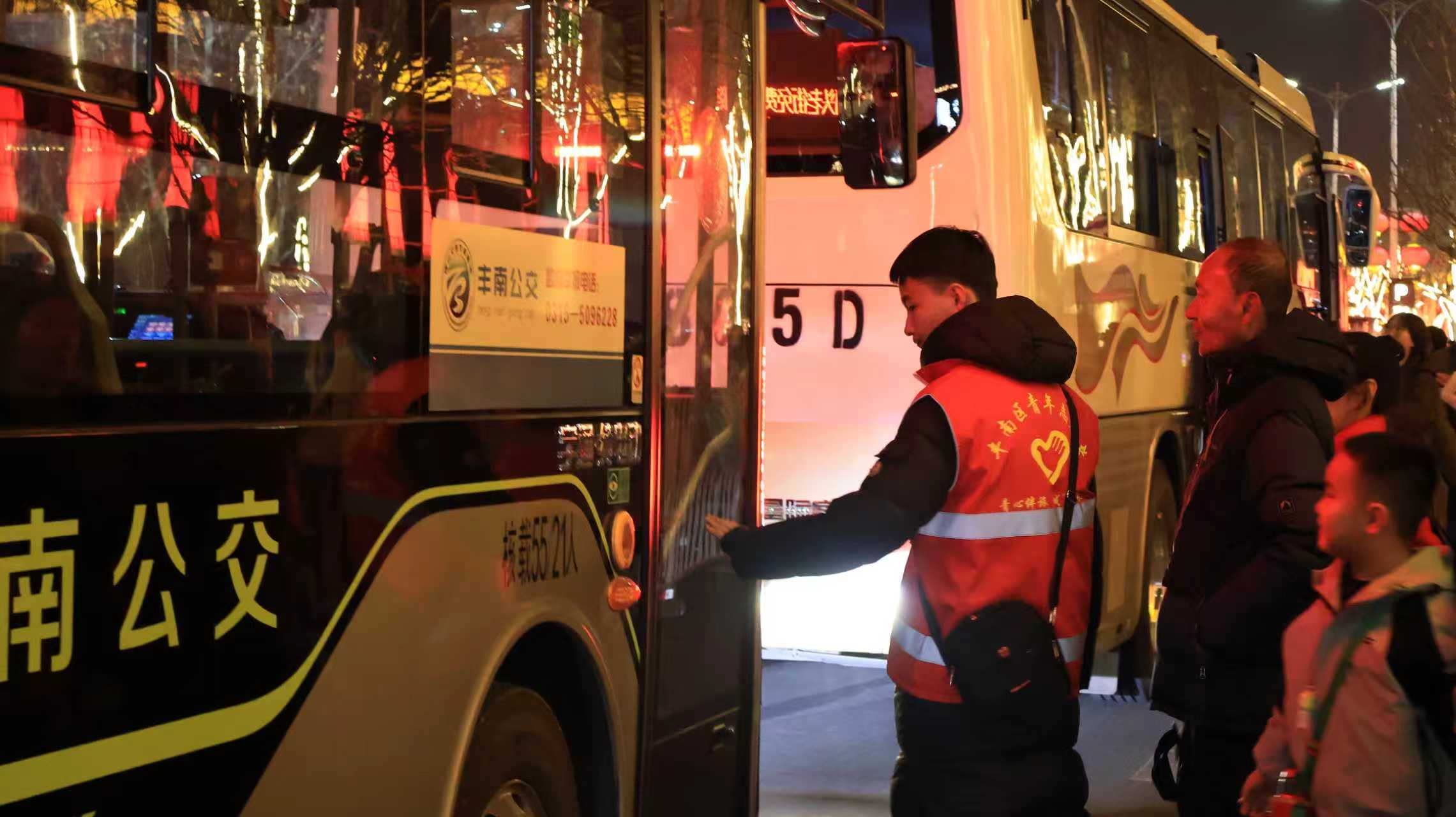 青年志愿者引导游客有序乘车。左笑萱摄