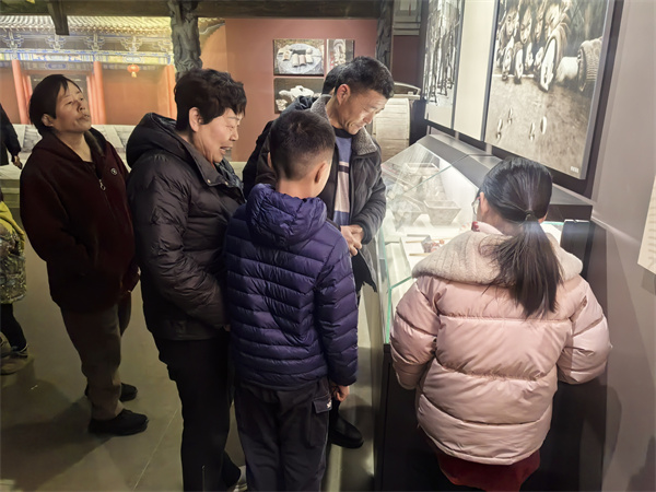 游客參觀館陶博物館。郭珂珂攝
