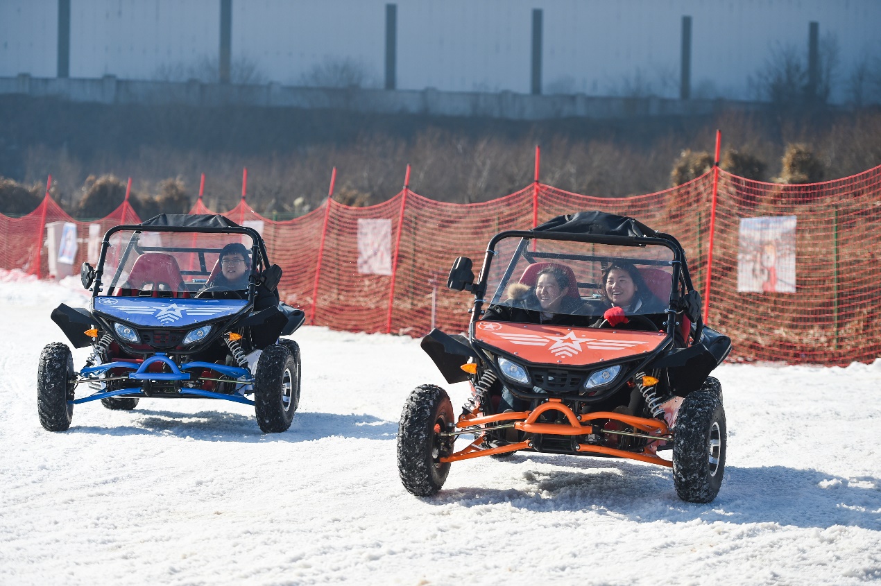 游客在滑雪场游玩。王洪超摄