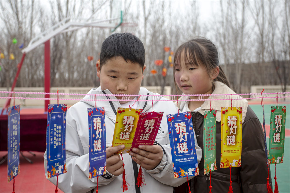 2月23日，河北省邯郸市复兴区二六七二街道东高河村，孩子们在猜灯谜。聂长青摄