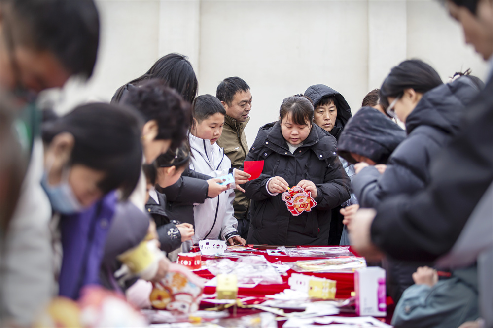 2月23日，河北省邯郸市复兴区二六七二街道东高河村，家长指导孩子们制作灯笼。聂长青摄